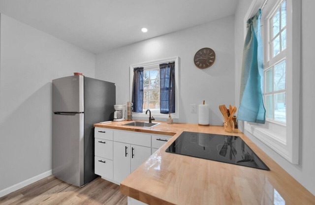 Lakewood Retreat - Hot Tub Open, Couples Getaway!