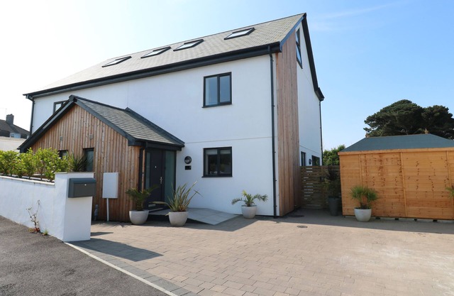 LAMORNA, pet friendly, country holiday cottage in Praa Sands
