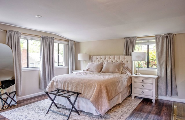 Land Park Studio Loft- Wonderful Location! -Full Kitchen, Natural Light.