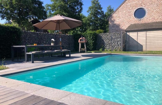 landelijke villa met zwembad en gezellige openhaard