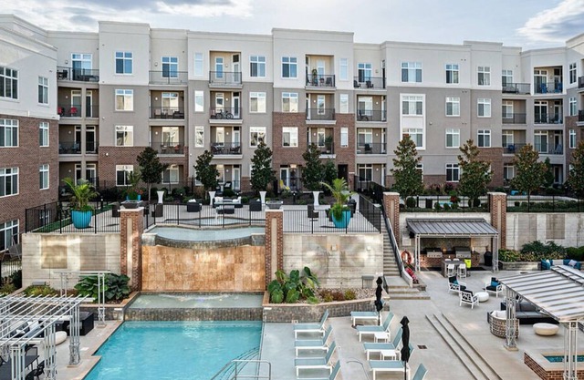 Landing at Domain at City Center - 1 Bedroom in Downtown Lenexa