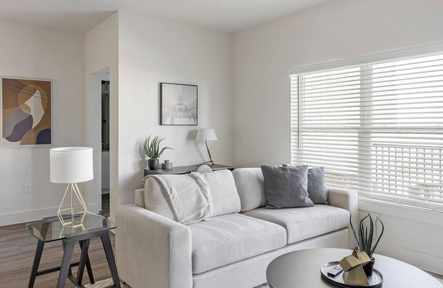 Landing | Stunning 2BD, Gym, Clubhouse