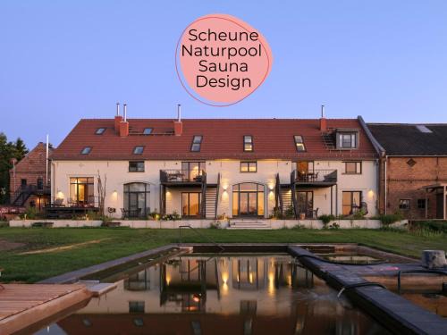 Landloft Linum - Ausgebaute Scheune mit Aussicht, Naturpool, Kamin, Sauna, Luxusausbau, handverlesene MidCentury Möbel & Kunst