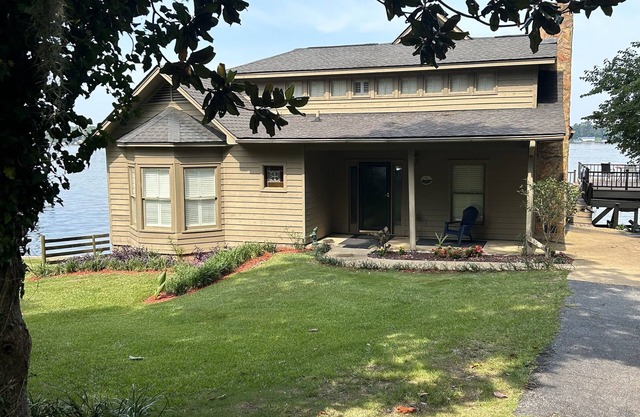 Landmark Lodge - Lake Blackshear - minutes from Ga Veterans State Park!