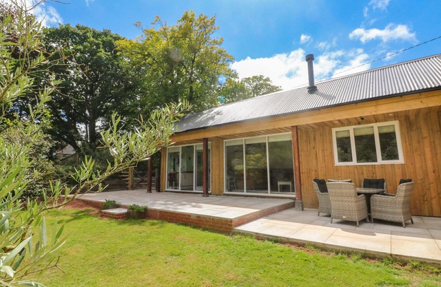 LANGDALE BARN, pet friendly, with open fire in Sampford Courtenay