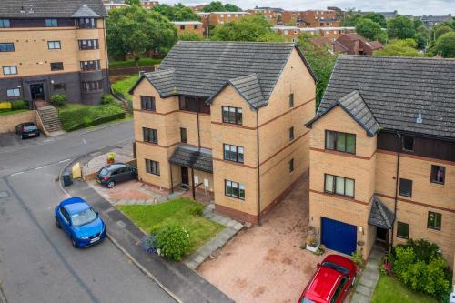 Langley House, 5 bed, all doubles with Smart TV fully equipped kitchen and spacious with private parking INVOICES and REDUCED RATES only available through Langley Cottages and Apartment IDEAL FOR TRADES
