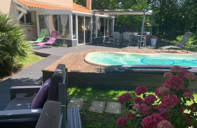 LANTON 3-bedroom house with heated pool 200 m from the beach.