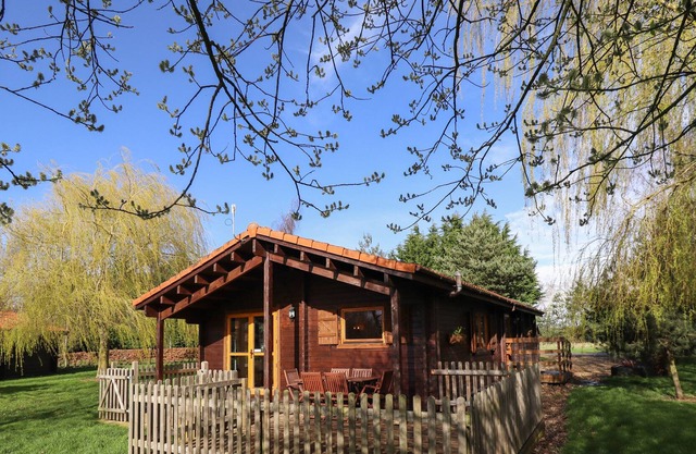 LAPWING LODGE, pet friendly, with a garden in Bardney