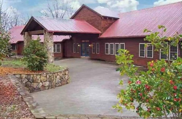 Lara’s Château @ the Radio House, Sleeps 30. Amazing view and awaits you!