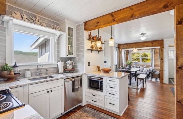 Larch St. Cottage - New Listing! Beachcomber Vacation Homes