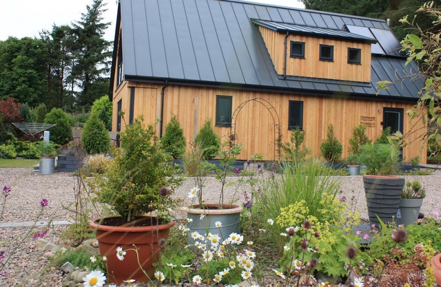 LARCHWOOD LODGE, family friendly, with a garden in Ellon