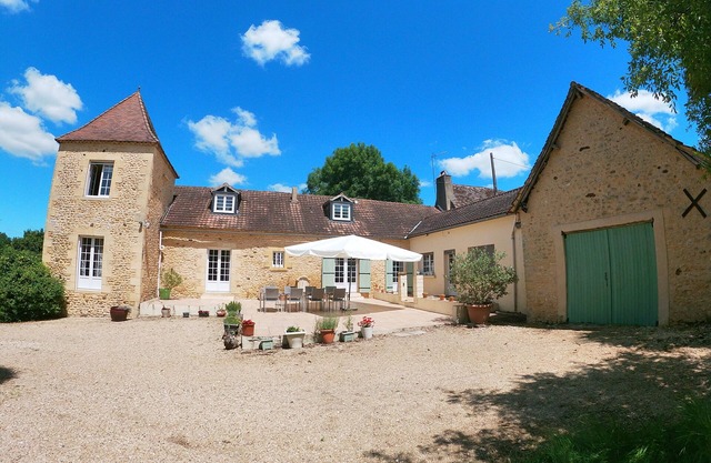 Large, quiet family home with swimming pool (Household linen and towels included)