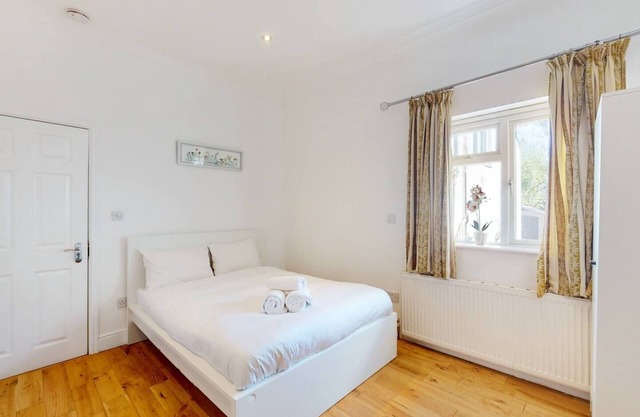 Large 1 Bedroom Near Central London, Alexandra Palace, New Southgate Arnos Grove