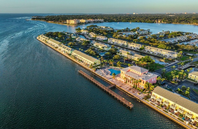 Large 1 Bedroom w/Large Patio, Kayaks, Pickleball Courts, and on the Bay