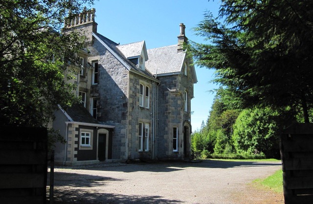 Large 11 bedroom, Scottish Highland Lodge Sleeping 18