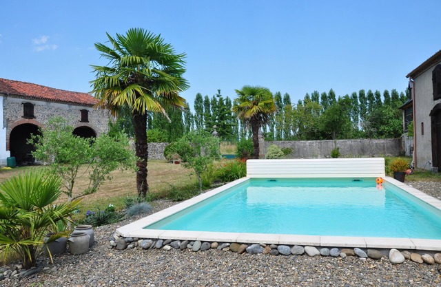 Large 1790 typical house, renovated with pool, summer kitchen large garden