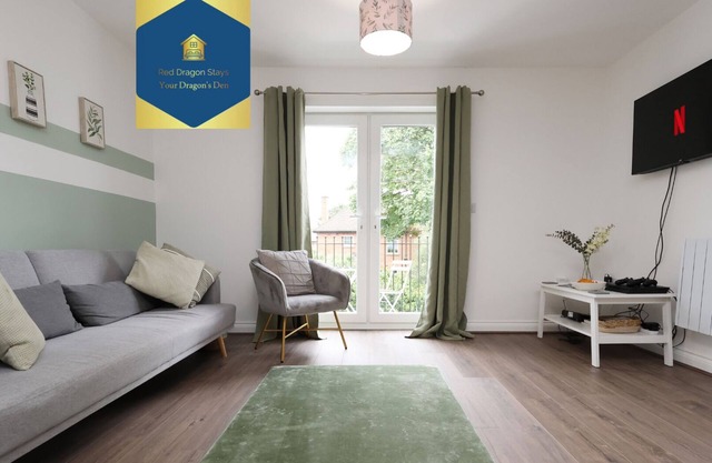 large 2 bed central apartment with balcony/parking