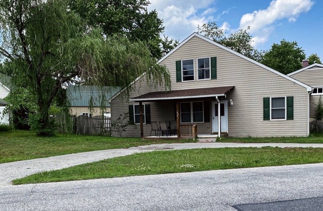 Large 2 bedroom house with private parking in a nice neighborhood