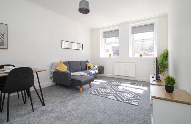 Large 3 bed apartment in town centre