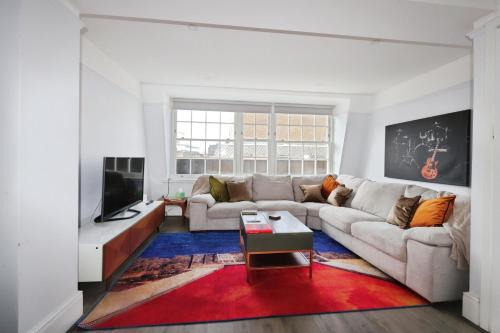 Large 3 bedrm apartment in heart of Theatre Land