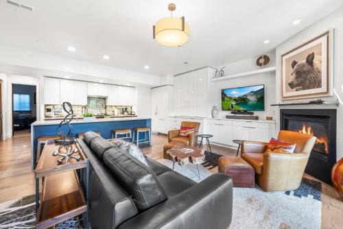 Large 3 BR - Sleep 8, Gourmet Kitchen, Beautiful Master, Large Balcony, Amazing Views!