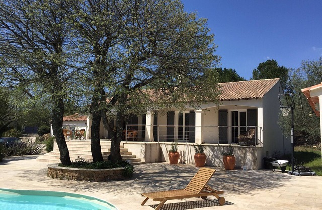 Large 300 m2 villa with swimming pool - natural area - quiet, not overlooked
