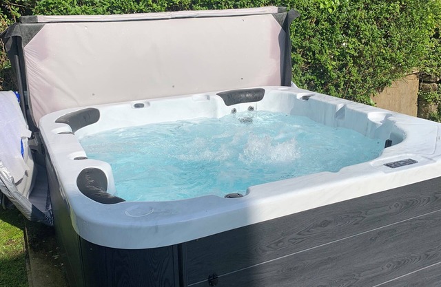Large 4-bedroom dog-friendly cottage with hot-tub and stunning views out to sea
