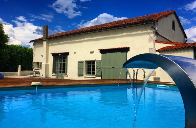 Large 4-Bedroom Farmhouse With Heated Swimming Pool For Your Exclusive Use
