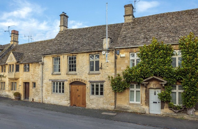 Large 4 bedroom luxury holiday home in the Cotswolds for 10 guests - The Brewery