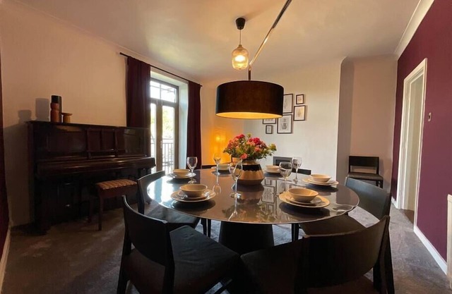 Large 4 double bedroomed townhouse in central