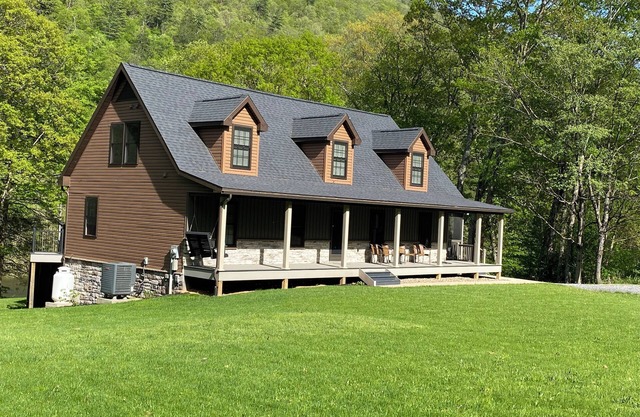 Large 7-Bedroom Cabin Overlooking Pine Creek in Jersey Mills