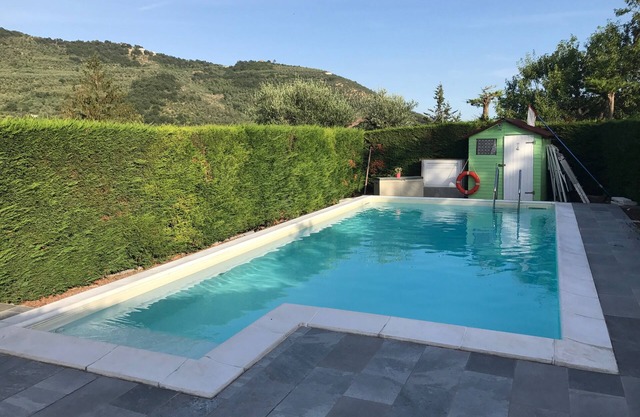 Large apartment, 7 pers., pool, garden, 9 km from the sea