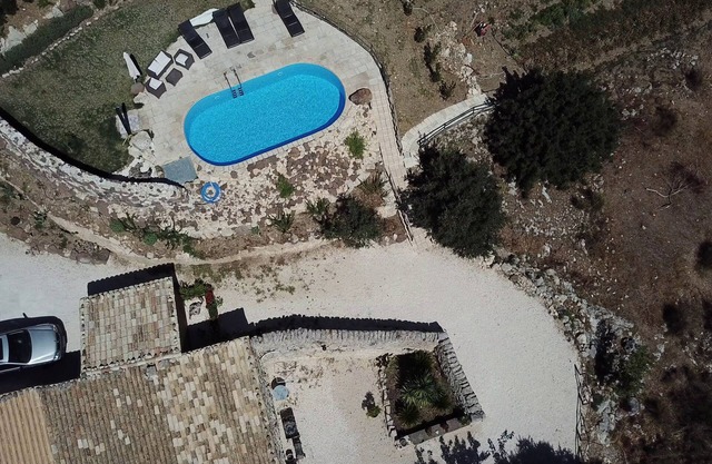 Large apartment in a country house with 3 apartments and pool. App.1
