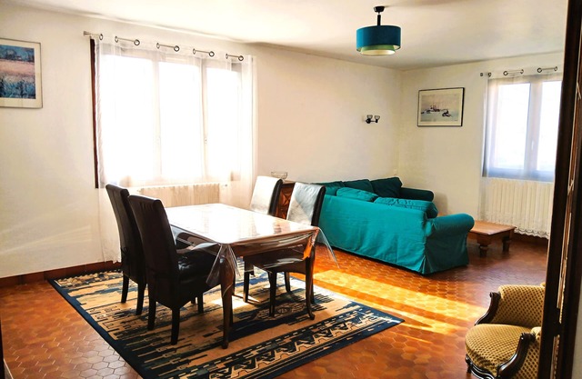 Large apartment near the center, swimming pool and leisure center
