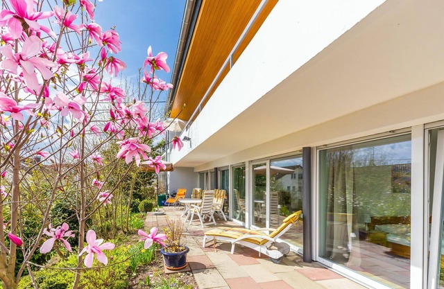 Large apartment with wonderful south-facing terrace and large garden
