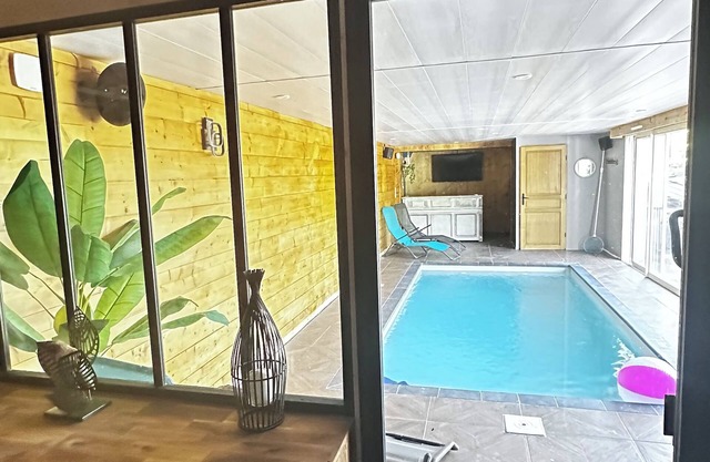 Large atypical house in the Basque country, sleeps 16. Indoor pool