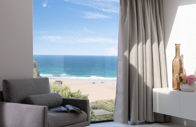 LARGE BEACH HOUSE - GREAT LOCATION AND VIEWS