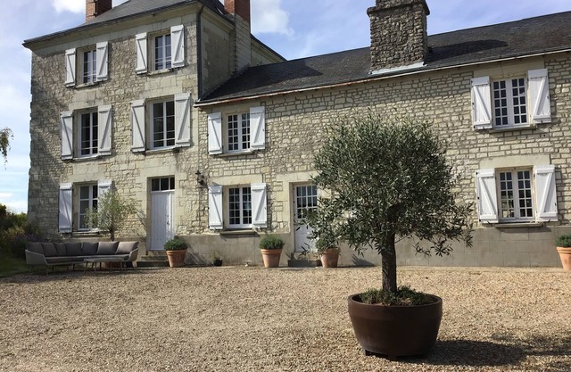 Large beautiful charming house with swimming pool and cinema. Quiet, city 10 min