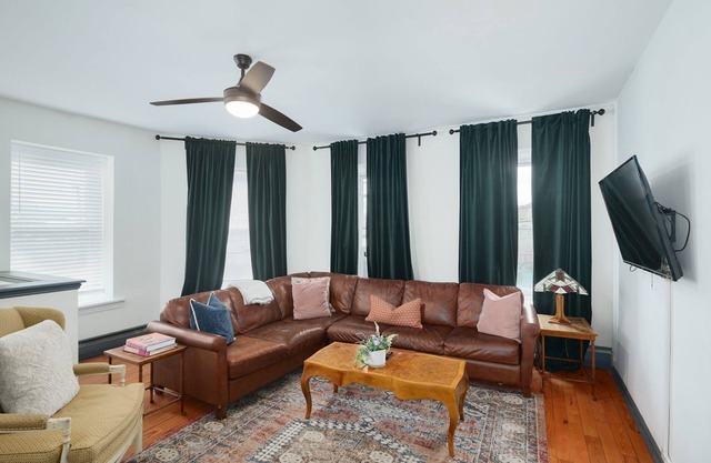 Large Bi-Level in Manayunk – Prime Location!