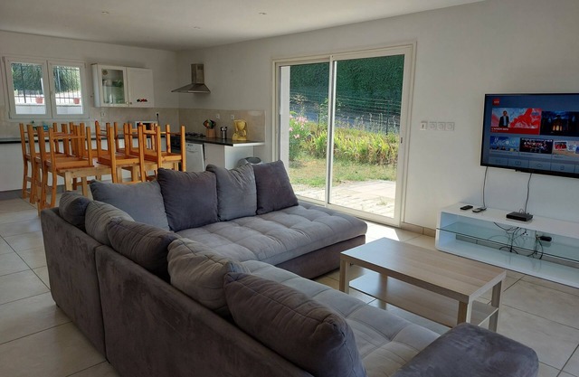 Large, bright house with air-conditioning
