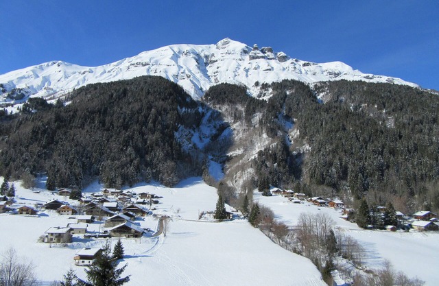 LARGE CHARMING STUDIO WITH PARKING TERRACE IN THE CENTER OF THE VILLAGE FACE MONT JOLY
