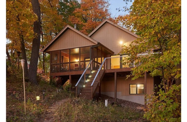 Large Cabin on Lake Sylvia with Tiki Hut