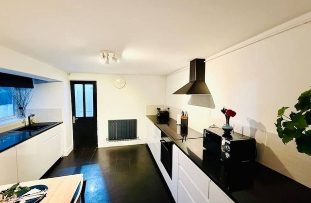 Large Cardiff House + Free Parking, Near City Centre