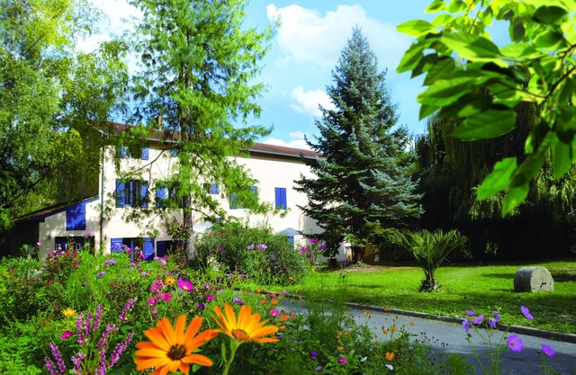 Large character house for 14 people with swimming pool, terraces and garden.