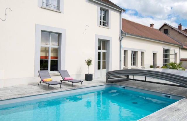 Large charming cottage in Champagne with heated pool