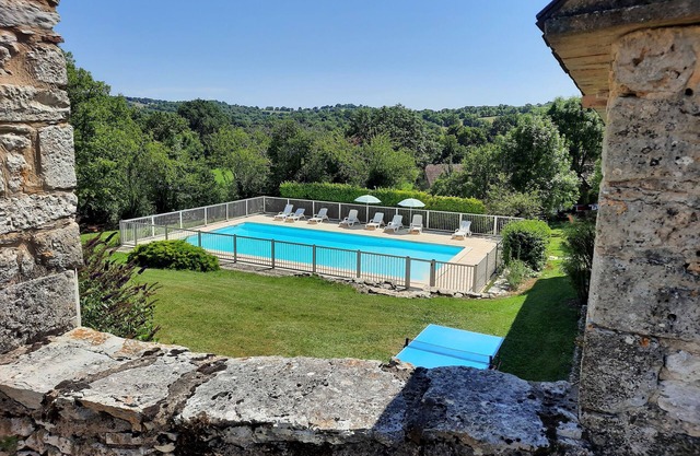 Large, charming gîte. Authentic Quercy house with swimming pool