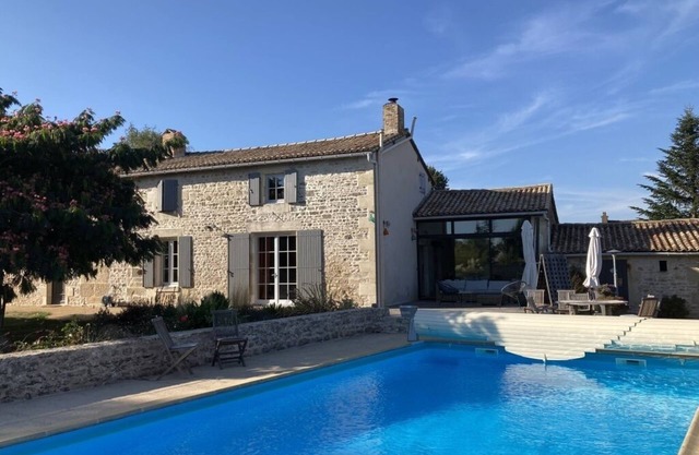 large charming house & garden, secured pool, 5 bedrooms, Niort countryside (79)