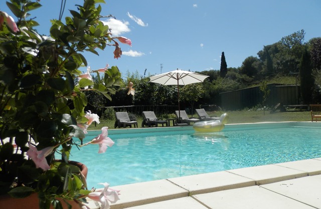 Large charming studio of 45m2 with swimming pool in a wooded park of 5000m2