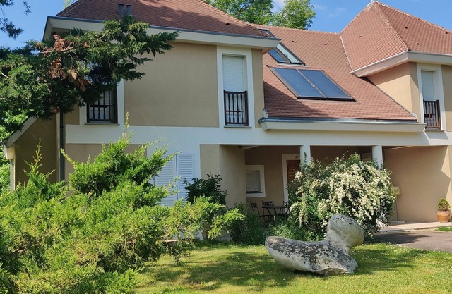 Large, comfortable house with games room, wooded park, brazier, pétanque.