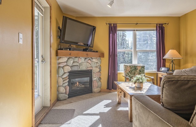Large Corner Quiet Top Floor Condo at the Foot of Silver Queen Chairlift